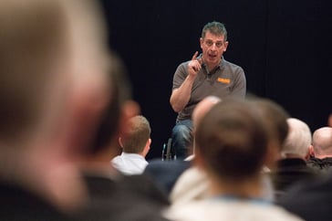 Jason Anker avec V12 Footwear